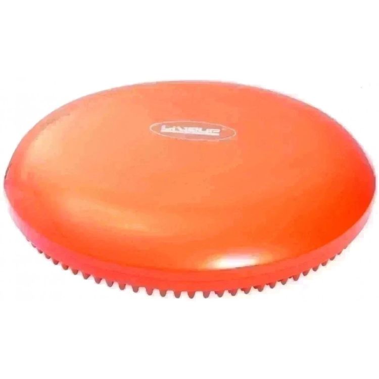 Sentar em uma cadeira, deitar no chão, ficar com 1 ou 2 pés. O Disco de Equilíbrio LIVEUP Sports faz com que o seu core (centro de força) trabalhe de forma eficaz, porque se centra sobre os músculos em qualquer posição.
<br>
<br>Perfeito para idosos e nas dores crônica das costas, para uso em terapia, em casa, no escritório, ou quando você viaja. Possibilita exercícios de propriocepção, treino de equilíbrio e coordenação, recuperação funcional em fase pós-operatória (ortopédica) e atua em carácter preventivo em futuras lesões articulares e musculares.
<br>
<br>Acompanha bomba de inflar.