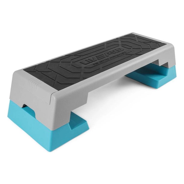 O Step (plataforma de exercícios) ajustável é ideal para exercícios aeróbicos tanto na academia quanto em casa. Desenvolvido para linha de produtos fitness, é formidável para atingir metas pessoais. Desenvolve Força, Flexibilidade, Condicionamento, Equilíbrio, Tonificação e Resistência.
<br>
<br>Confeccionado em Polipropileno, com resistência ao impacto e fácil regulagem dos pés em relação a altura. Sua superfície antiderrapante foi desenvolvida para ter maior atrito em relação ao modelo anterior. A ampla base antiderrapante e os pés tornam o step mais firme durante sequência de exercícios.