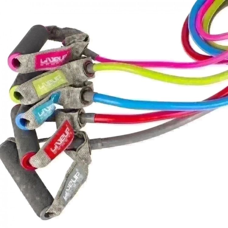 ESPECIFICAÇÕES:
<br>O Extensor 01 Via Liveup é indicado para condicionamento aeróbico e de força. Ajuda a fortalecer os ombros, peitos e glúteos. Os movimentos são suaves, sem nem nenhum impacto.Excelente no combate a obesidade e stress. 
<br>Leve para onde quiser, pois o Extensor 01 Via Liveup é leve e fácil de guardar. 
<br>
<br>É um aparelho fácil de manusear e fácil de guardar. Possui, ainda, pegada das mãos em espuma que evita o desconforto e o aparecimento de bolhas e calos. Além de melhorar a resistência, o equilíbrio e a flexibilidade, o extensor oferece um trabalho funcional completo e a queima de calorias para melhorar a definição corporal. 
<br>
<br> 
<br><br>Medidas
<br>Medida aproximada do elástico: 127cm
<br>Medida aproximada do elástico com pegador: 145cm
<br>Medida aproximada largura pegador: 12cm
<br>Medida aproximada comprimento máximo: 288cm
<br>Tensão: Extra Forte
<br>Material: Borracha