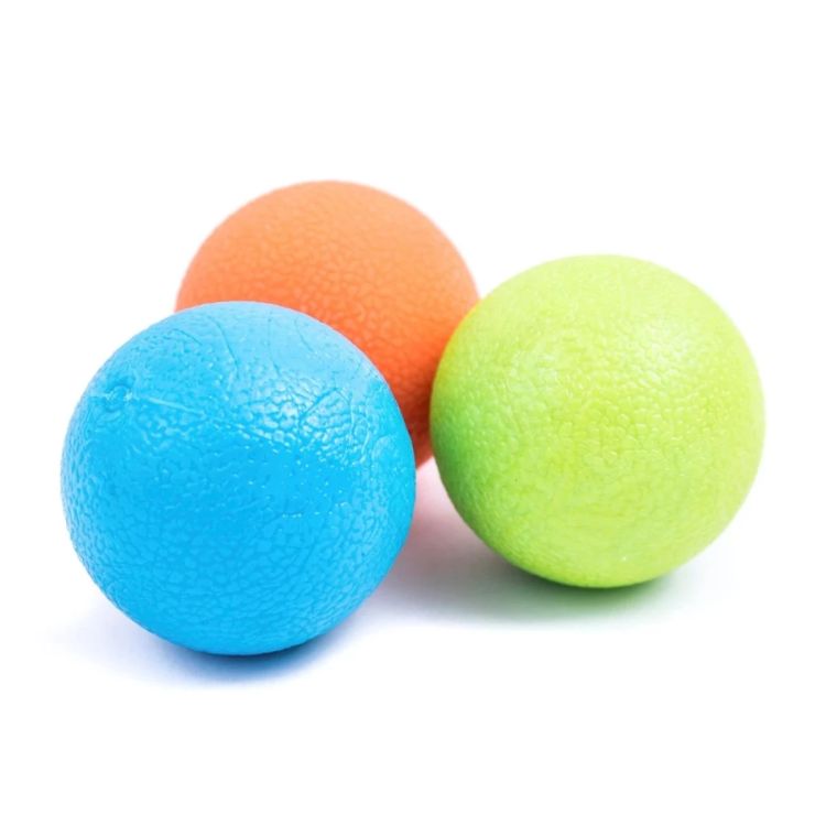 DESCRIÇÃO:<br>Também muito utilizada em fisioterapia, as saliências da bola quando em contato com a pele proporcionam uma sensação de formigamento,<br>ativando a circulação sanguínea e relaxando os músculos do corpo. Pequena, é fácil de transportar e pode ser levada para onde você for.<br>Ideal para;<br>- Massagem, estimulação dos músculos e relaxamento.<br>- Fisioterapia.<br>- Exercícios de força, coordenação e propriocepção.<br>- Uso na água ou na piscina  hidroterapia e hidroginástica.<br>- Melhora a circulação sanguínea.