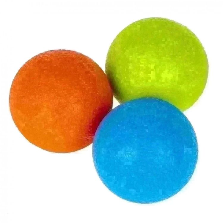 DESCRIÇÃO:
<br>Também muito utilizada em fisioterapia, as saliências da bola quando em contato com a pele proporcionam uma sensação de formigamento,
<br>ativando a circulação sanguínea e relaxando os músculos do corpo. Pequena, é fácil de transportar e pode ser levada para onde você for.
<br>Ideal para;
<br>- Massagem, estimulação dos músculos e relaxamento.
<br>- Fisioterapia.
<br>- Exercícios de força, coordenação e propriocepção.
<br>- Uso na água ou na piscina  hidroterapia e hidroginástica.
<br>- Melhora a circulação sanguínea.