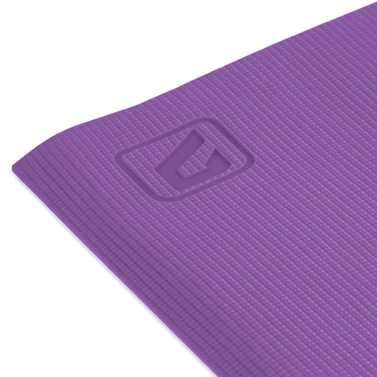 Um tapete para pessoas que apreciam exercícios seja em ambientes abertos ou dentro de academias, fazendo da prática de yôga uma experiência única e inesquecível, podendo ser utilizado também para tratamentos fisioterápicos proporcionando conforto para o usuário.
<br>
<br>A realização dos exercícios de Pilates em TAPETE DE YOGA EVA - SIMPLES - LIVEUP SPORTS adequado para a prática permite que o corpo esteja:
<br>- Em correto alinhamento postural;
<br>- Sinta-se confortável;
<br>- Não sinta a pressão sobre pontos ósseos salientes, como por exemplo, a coluna, quadris, ombros ou joelhos;
<br>- Estável e seguro em tapete que não seja escorregadio e que permita a liberação de suor pelo corpo;
<br>- Seguro por não estar exposto a substancias tóxicas, frequentemente encontradas em alguns tipos de tapetes de baixa qualidade;