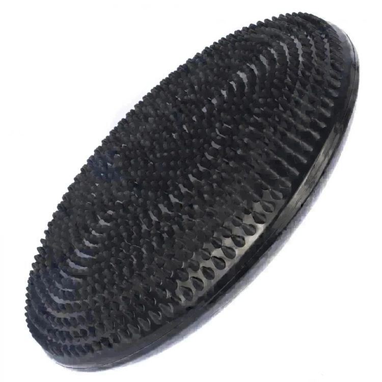 Sentar em uma cadeira, deitar no chão, ficar com 1 ou 2 pés. O Disco de Equilíbrio LIVEUP Sports faz com que o seu core (centro de força) trabalhe de forma eficaz, porque se centra sobre os músculos em qualquer posição.
<br>
<br>Perfeito para idosos e nas dores crônica das costas, para uso em terapia, em casa, no escritório, ou quando você viaja. Possibilita exercícios de propriocepção, treino de equilíbrio e coordenação, recuperação funcional em fase pós-operatória (ortopédica) e atua em carácter preventivo em futuras lesões articulares e musculares.
<br>
<br>Acompanha bomba de inflar.