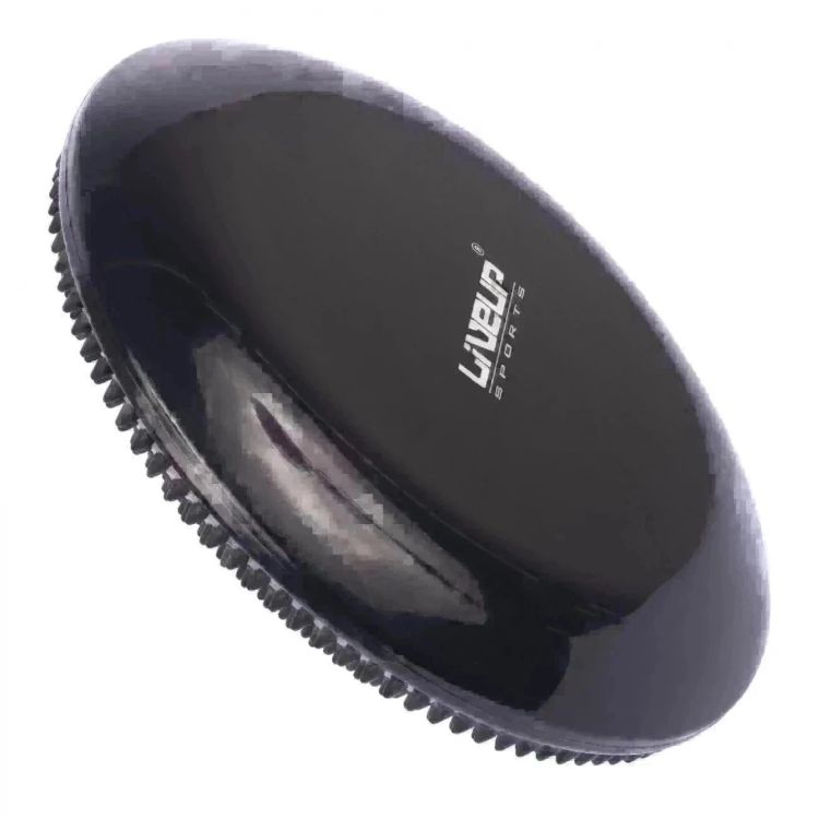Sentar em uma cadeira, deitar no chão, ficar com 1 ou 2 pés. O Disco de Equilíbrio LIVEUP Sports faz com que o seu core (centro de força) trabalhe de forma eficaz, porque se centra sobre os músculos em qualquer posição.
<br>
<br>Perfeito para idosos e nas dores crônica das costas, para uso em terapia, em casa, no escritório, ou quando você viaja. Possibilita exercícios de propriocepção, treino de equilíbrio e coordenação, recuperação funcional em fase pós-operatória (ortopédica) e atua em carácter preventivo em futuras lesões articulares e musculares.
<br>
<br>Acompanha bomba de inflar.