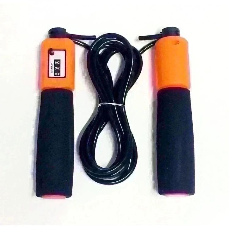 Pular corda é uma maneira simples e muito eficaz de exercitar o sistema cardiovascular. A Corda de Pular Liveup possui um contador de pulos analógico que permite o controle da prática do exercício e também sua otimização e melhora nos resultados. Possui um botão para zerar o contador e recomeçar uma nova sessão. Conta até 999 pulos.
<br>Pular cordas é uma das atividades aeróbicas mais completas e eficientes para afinar a silhueta, tonificar os músculos e combater o estresse.- Exercício aeróbico de grande queima de calorias.
<br>- Fortalece as coxas, panturrilha, abdômen e braços. 
<br>- Melhora o ritmo a coordenação e o equilíbrio.