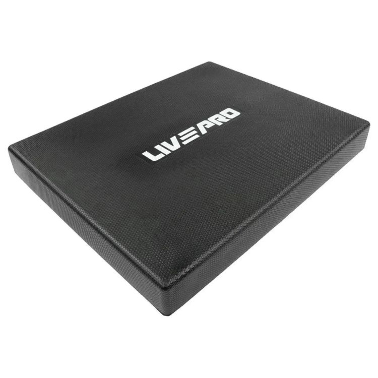 O Balance Pad Liveup Sports é um acessório muito utilizado para treinos de reabilitação, pois acrescenta desafio, constrói a estabilidade do núcleo, desenvolve maior consciência corporal e aumenta a força e a mobilidade do praticante. Leve e portátil, pode ser utilizado em casa ou carregado para qualquer lugar. Possibilita exercícios de propriocepção, treino de equilíbrio e coordenação, recuperação funcional em fase pós - operatória (ortopédica) e atua em carácter preventivo em futuras lesões articulares e musculares.