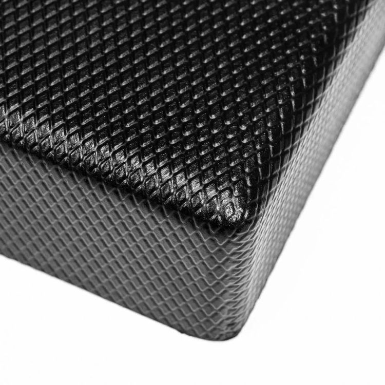 O Balance Pad Liveup Sports é um acessório muito utilizado para treinos de reabilitação, pois acrescenta desafio, constrói a estabilidade do núcleo, desenvolve maior consciência corporal e aumenta a força e a mobilidade do praticante. Leve e portátil, pode ser utilizado em casa ou carregado para qualquer lugar. Possibilita exercícios de propriocepção, treino de equilíbrio e coordenação, recuperação funcional em fase pós - operatória (ortopédica) e atua em carácter preventivo em futuras lesões articulares e musculares.