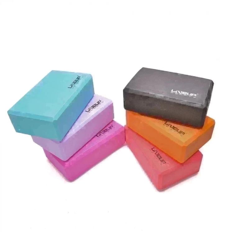 O Bloco para Yoga LIVEUP Sports é super leve e fácil de usar. Esse bloco ajuda você a melhorar as posturas na aula de yoga e incrementar a dificuldade nos exercícios. É possível trabalhar o equilíbrio, força e flexibilidade.
