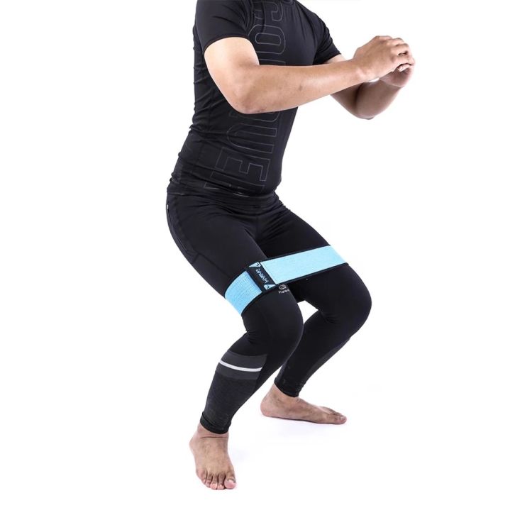 1. MATERIAL DE ALTA QUALIDADE
<br>Feito de material de alta qualidade, resistente e ecológico, sem odor forte, macio e antiderrapante, com tira de sílica antiderrapante na parte traseira, elástico, durável e altamente resistente; as juntas são costuradas com pontos reforçados e nunca escorregam ou enrolam.
<br>
<br>2. FERRAMENTA MULTIFUNCIONAL
<br>Aplicado em exercícios para a parte superior e inferior do corpo, uma escolha ideal para movimentos laterais, mantendo a estabilidade dos ombros e alongando as pernas. Quando combinado com outros treinos, a faixa elástica pode ajudar a ativar os músculos dos ombros e quadris, aumentando a eficiência e a estabilidade.
<br>
<br>3. DIFERENTES RESISTÊNCIAS
<br>Três níveis diferentes de resistência: leve, médio e pesado, com três tamanhos, para você escolher livremente de acordo com seu nível de exercício para treinar todos os principais grupos musculares.
<br>
<br>4. APLICÁVEL A VÁRIOS CENÁRIOS ESPORTIVOS
<br>Compacto e portátil, cabe em mochila ou mala, adequado para pessoas que se exercitam no escritório, em casa, em viagens ou na academia.
<br>
<br>- Instruções de limpeza
<br>Limpar com pano úmido e sabão neutro. Após secar polvilhe com talco.