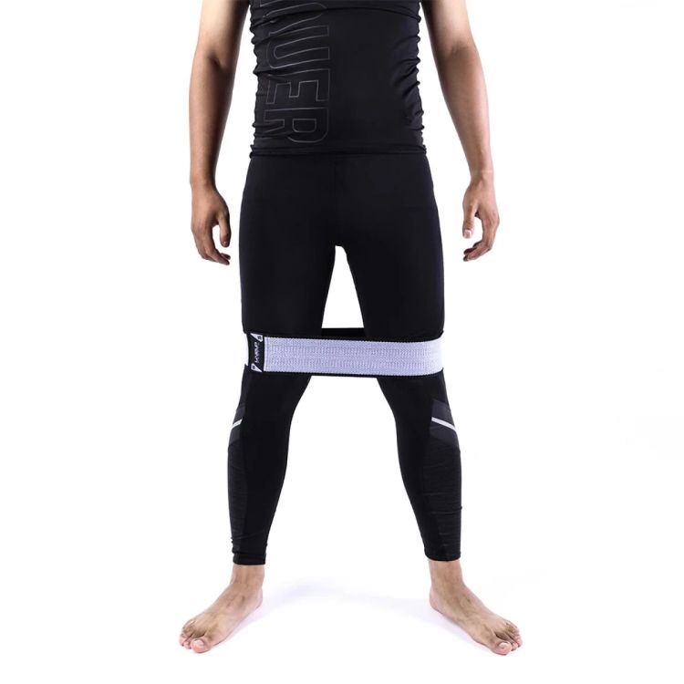1. MATERIAL DE ALTA QUALIDADE
<br>Feito de material de alta qualidade, resistente e ecológico, sem odor forte, macio e antiderrapante, com tira de sílica antiderrapante na parte traseira, elástico, durável e altamente resistente; as juntas são costuradas com pontos reforçados e nunca escorregam ou enrolam.
<br>
<br>2. FERRAMENTA MULTIFUNCIONAL
<br>Aplicado em exercícios para a parte superior e inferior do corpo, uma escolha ideal para movimentos laterais, mantendo a estabilidade dos ombros e alongando as pernas. Quando combinado com outros treinos, a faixa elástica pode ajudar a ativar os músculos dos ombros e quadris, aumentando a eficiência e a estabilidade.
<br>
<br>3. DIFERENTES RESISTÊNCIAS
<br>Três níveis diferentes de resistência: leve, médio e pesado, com três tamanhos, para você escolher livremente de acordo com seu nível de exercício para treinar todos os principais grupos musculares.
<br>
<br>4. APLICÁVEL A VÁRIOS CENÁRIOS ESPORTIVOS
<br>Compacto e portátil, cabe em mochila ou mala, adequado para pessoas que se exercitam no escritório, em casa, em viagens ou na academia.
<br>
<br>- Instruções de limpeza
<br>Limpar com pano úmido e sabão neutro. Após secar polvilhe com talco.