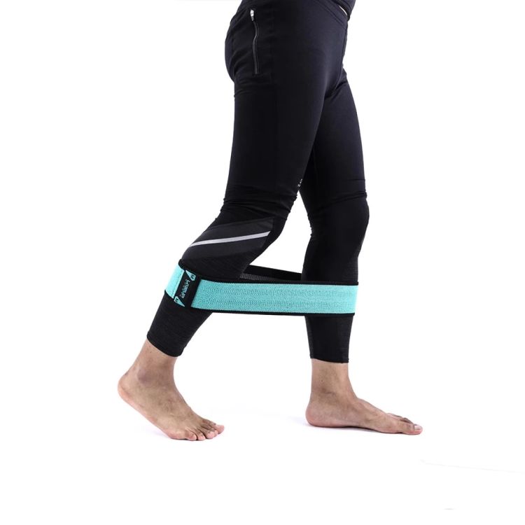 1. MATERIAL DE ALTA QUALIDADE
<br>Feito de material de alta qualidade, resistente e ecológico, sem odor forte, macio e antiderrapante, com tira de sílica antiderrapante na parte traseira, elástico, durável e altamente resistente; as juntas são costuradas com pontos reforçados e nunca escorregam ou enrolam.
<br>
<br>2. FERRAMENTA MULTIFUNCIONAL
<br>Aplicado em exercícios para a parte superior e inferior do corpo, uma escolha ideal para movimentos laterais, mantendo a estabilidade dos ombros e alongando as pernas. Quando combinado com outros treinos, a faixa elástica pode ajudar a ativar os músculos dos ombros e quadris, aumentando a eficiência e a estabilidade.
<br>
<br>3. DIFERENTES RESISTÊNCIAS
<br>Três níveis diferentes de resistência: leve, médio e pesado, com três tamanhos, para você escolher livremente de acordo com seu nível de exercício para treinar todos os principais grupos musculares.
<br>
<br>4. APLICÁVEL A VÁRIOS CENÁRIOS ESPORTIVOS
<br>Compacto e portátil, cabe em mochila ou mala, adequado para pessoas que se exercitam no escritório, em casa, em viagens ou na academia.
<br>
<br>- Instruções de limpeza
<br>Limpar com pano úmido e sabão neutro. Após secar polvilhe com talco.