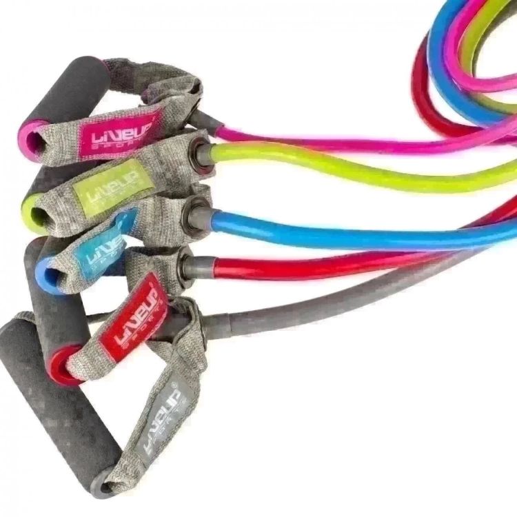 ESPECIFICAÇÕES:
<br>O Extensor 01 Via Liveup é indicado para condicionamento aeróbico e de força. Ajuda a fortalecer os ombros, peitos e glúteos. Os movimentos são suaves, sem nem nenhum impacto.Excelente no combate a obesidade e stress. 
<br>Leve para onde quiser, pois o Extensor 01 Via Liveup é leve e fácil de guardar. 
<br>
<br>É um aparelho fácil de manusear e fácil de guardar. Possui, ainda, pegada das mãos em espuma que evita o desconforto e o aparecimento de bolhas e calos. Além de melhorar a resistência, o equilíbrio e a flexibilidade, o extensor oferece um trabalho funcional completo e a queima de calorias para melhorar a definição corporal. 
<br>
<br>Medida aproximada do elástico: 127cm
<br>Medida aproximada do elástico com pegador: 145cm
<br>Medida aproximada largura pegador: 12cm
<br>Medida aproximada comprimento máximo: 288cm
<br>Tensão: Média
<br>Material: Borracha